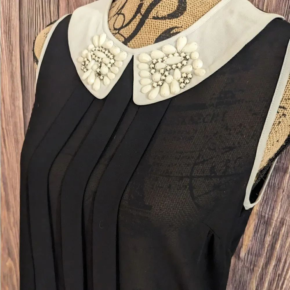 Darling Sleeveless Top - Picture 2 of 14
